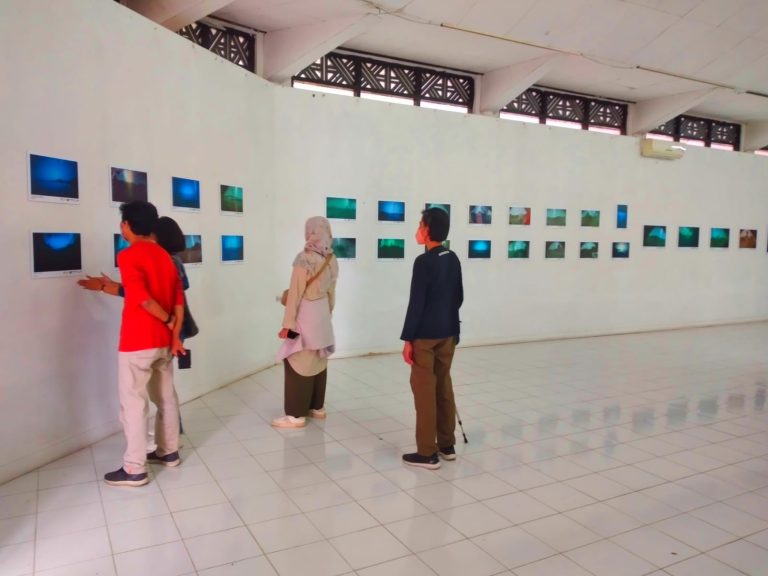 Tim Observatorium Bosscha melihat pameran fotografi rekam matahari 2023 di Kupang